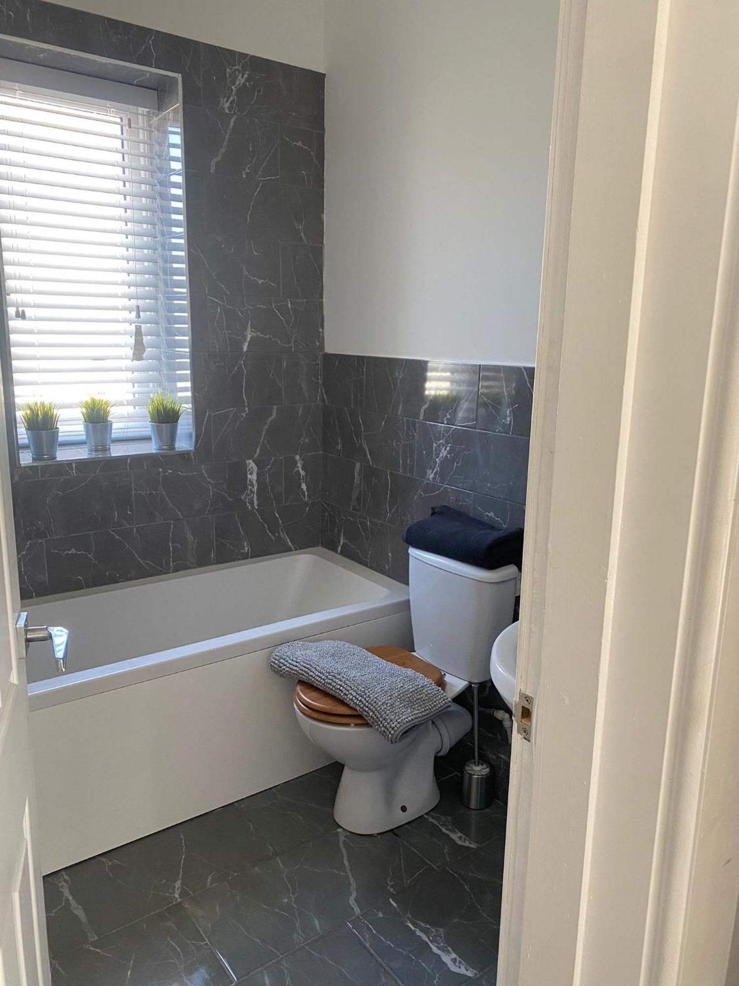 Spacious 2 Bedroom *