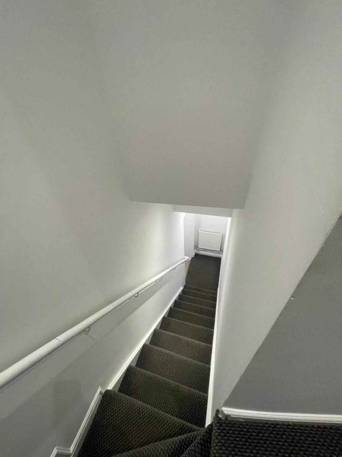 Spacious 2 Bedroom Apartment *