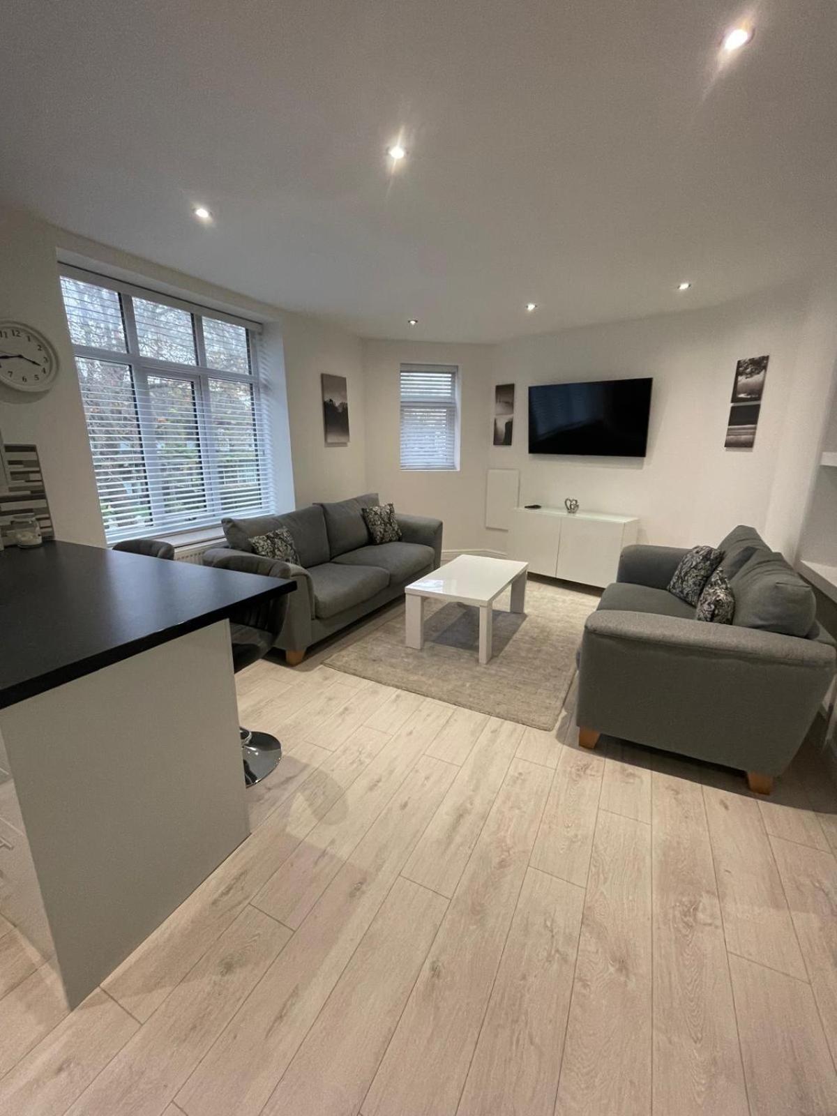 Spacious 2 Bedroom *